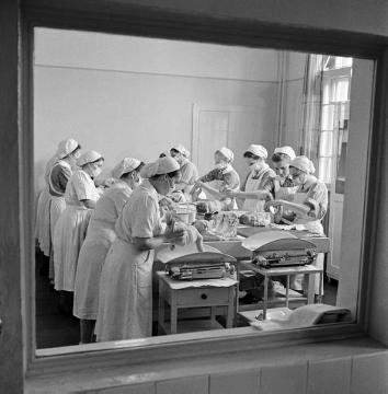 Provinzial-Hebammenanstalt Bochum, 1950: Kinderschwestern bei der Säuglingspflege.