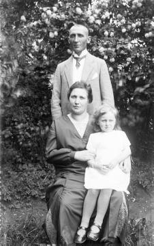 Lehrer Berens mit Frau und Tochter im Garten der Schule Altenilpe, 1926