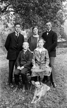 Silberhochzeit Lehrer Brunert, Oktober 1926 - die Kinder Brunert im Garten der Schule Kirchrarbach