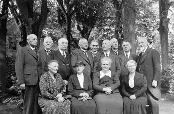 Lehrer Franz Dempewolff (nicht im Bild) und Gattin Johanna Maria (2.v.l.) auf einem Ehemaligentreffen Bürener Lehrerseminaristen des Jahrgangs 1893-1896, Lippstadt 1939