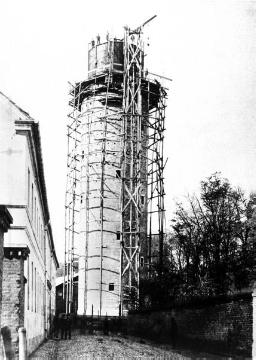 Eingerüsteter Buddenturm: Umbau zum Wasserturm (1880)