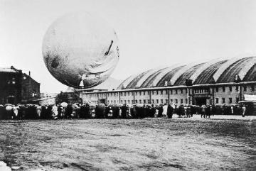 Freiballonstart an der Halle Münsterland, nach Kriegszerstörung 1948/1949 mit Tonnendach wieder aufgebaut, Aufnahme undatiert, um 1951?