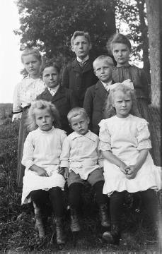 Familie Franz Dempewolff, Wormbach: Die Kinder um 1920 - Emma, Josef, Helene (hinten), Franz und Fritz, Martha, Karl und Johanna