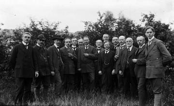Gruppenbild mit Lehrer Franz Dempewolff (Mitte mit Uhrkette) und Lehrerkollegen aus den Schmallenberger Dörfern, undatiert, um 1920?