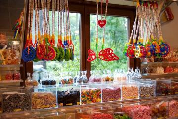 ZOOM Erlebniswelt Gelsenkirchen: Bunte Süßigkeitenvielfalt im Kiosk am Eingang zum Themenbereich Asien