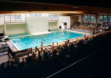 Delphinarium im Allwetterzoo Münster: Haupthalle mit 800 Besucherplätzen für die täglichen Delphin- und Seelöwenschauen und zur Tierbeobachtung außerhalb der Vorführungen - Eröffnung des Delphinariums 1974, geplante Schließung Ende 2012