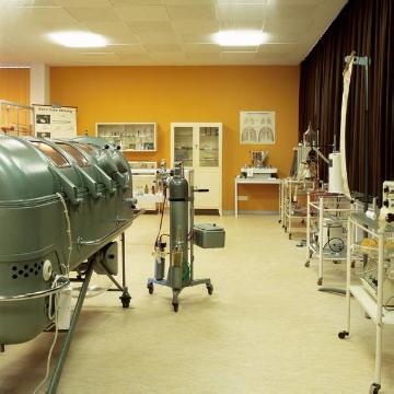 Krankenhausmuseum Bielefeld e.V. - Ausstellung zur Geschichte des Krankenhauswesens in Bielefeld, insbesondere der Städtischen Klinik - hier: Präsentation einer  "Eisernen Lunge"  (Teutoburger Straße 50)