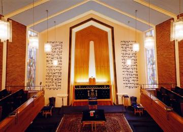 Synagoge im jüdischen Gemeindezentrum Dortmund, erbaut 1956: Blick auf die heilige Lade (Toraschrein) in der Apsis, die Bima (Tora-Lesepult) im Vordergrund und auf die Frauengalerie
