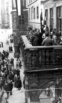 Vertreter der NSDAP (Nationalsozialistischen Deutschen Arbeiterpartei) auf dem Balkon des Stadtweinhauses