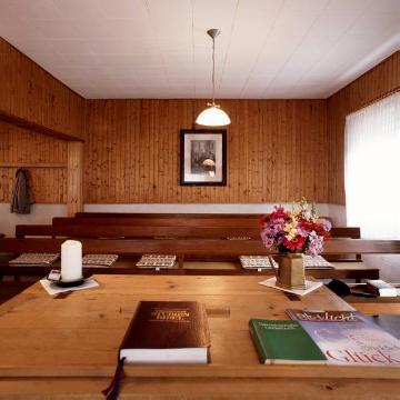 Gemeinschaftshaus Freudenberg-Mausbach, erbaut 1898: Blick in den Gebetsraum, hergerichtet für eine sonntägliche Bibelstunde der Gemeinde