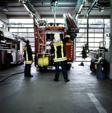 Feuerwehr-Hauptwache Gelsenkirchen: Feuerwehrmänner bei der Wartung der Löschfahrzeuge (Zentrale Feuer- und Rettungswache 2 in Buer, Seestraße 3)