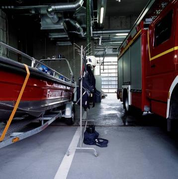 Feuerwehr-Hauptwache Gelsenkirchen, Fahrzeughalle: Spezialboot für Taucheinsätze (Zentrale Feuer- und Rettungswache 2, errichtet 2005 in Buer, Seestraße 3)