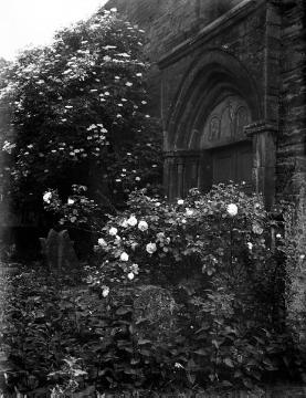 Dorffriedhof an der ev. St. Pantaleon-Kirche in Bad Sassendorf-Lohne, undatiert, um 1930?