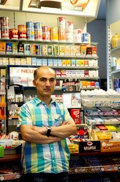 Geschäftsinhaber Aziz Mahadavi in seinem Kiosk und Presseshop an der Münsteraner Neubrückenstraße, nach 5 Jahren an der Hammer Straße von seinem Bruder übernommen im Jahr 2000