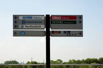 Hinweisschild an der Veltins-Arena in Gelsenkirchen (bis 2005 "Arena Auf Schalke"), Stadion des Fußballvereins FC Schalke 04