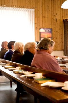 Im Bet- und Gemeinschaftshaus Freudenberg-Mausbach: Gemeindemitglieder versammeln sich zu einer sonntäglichen Bibelstunde mit anschließendem Kaffeetrinken