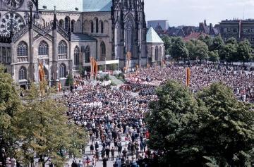 Prozessionsmesse: Menschenmenge vor dem Paulus-Dom