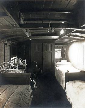 Familienschlafstelle in einem Eisenbahnwaggon der Waggonsiedlung Minden-Aminghausen, errichtet 1929 von der Stadt Minden als Notunterkunft für 14 Familien, undatiert, um 1929?