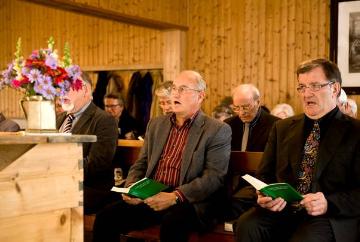 Gemeinsames Singen während einer sonntäglichen Bibelstunde im Bet- und Gemeinschaftshaus Freudenberg-Mausbach