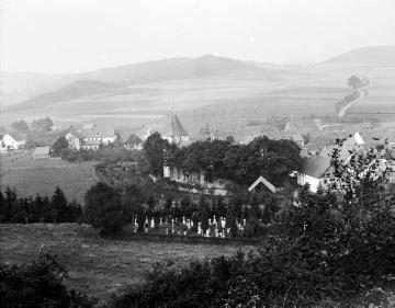 Allendorf und seine Landschaft - vorn: St. Antonius mit Kirchfriedhof, undatiert, um 1920?