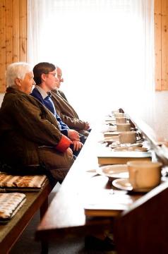 Im Bet- und Gemeinschaftshaus Freudenberg-Mausbach: Gemeindemitglieder versammeln sich zu einer sonntäglichen Bibelstunde mit anschließendem Kaffeetrinken
