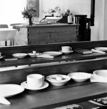 Im Bet- und Gemeinschaftshaus Freudenberg-Mausbach: Eingedeckte Gebetsbänke für eine sonntägliche Bibelstunde mit anschließendem Kaffeetrinken