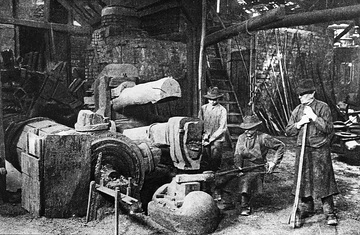 Alter Haardter Aufwerfhammer in Weidenau - v. links n. rechts: Steuerjunge Keul, Hammerschied Toffaute und Hammerschmied Karl Fries (gestorben kurz nach der Aufnahme im April 1891)