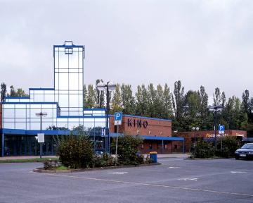 Das Apollo Multiplexkino an der Veltins-Arena (bis 2005 Schalke-Arena) und Fastfoodkette McDonald´s in Gelsenkirchen-Erle, Willy-Brandt-Allee 5