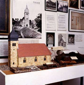 Kirchengeschichte im Heimatmuseum Kinderhaus: Modell der St. Josef-Kirche, erbaut 1672 in Nachbarschaft des heutigen Museumsstandortes im alten Pfründnerhaus, Kinderhaus 15