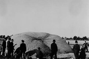 Befüllen eines Freiballons auf einem Startgelände in Münster, wahrscheinlich bei Gasthaus Vennemann auf der Geist, um 1937? (Original ohne Titel, undatiert)