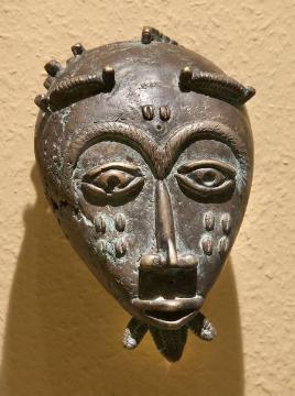 Afrikanische Maske im Museum "Forum der Völker" in Werl (Volk der Baule, Elfenbeinküste)
