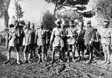 Kriegsschauplatz Westflandern 1914-1918, "Ypernschlacht": Indische Kolonialsoldaten in Diensten des British Empire mit einem britischen und einem französischen Offizier