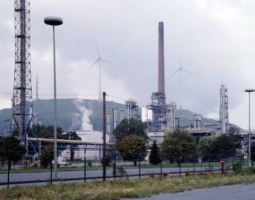 Kraftwerk Gelsenkirchen-Scholven der E.ON Kraftwerke GmbH, im Hintergrund: Halde Oberscholven, mit 140 Metern die höchste künstliche Erhebung im Ruhrgebiet, mit Windpark Oberscholven