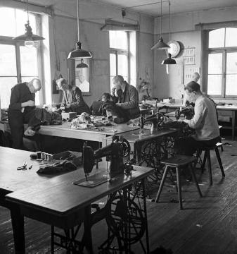 Provinzial-Heilanstalt Lengerich, 1950 - Beschäftigungstherapie: Patienten beim Arbeitsdienst in der Näherei.