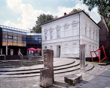 Städtisches Kunstmuseum Gelsenkirchen, eröffnet 1957 in der "Alten Villa", 1984 erweitert um einen Anbau von Architekt Albrecht Egon Wittig. Sammlungsschwerpunkt Kinetische Kunst. Vorn: Skulpturen von Rolf Jörres, (Ortsteil Buer, Horster Straße 5-7).