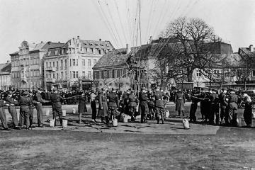 Ballon-Sturm des Nationalsozialistischen Fliegerkorps bei der Startvorbereitung eines Freiballons auf dem Münsteraner Hindenburgplatz (ab 2012 Schlossplatz), undatiert, um 1937?