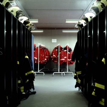 Feuerwehr-Hauptwache Gelsenkirchen: Blick in den "Schwarzraum" für benutzte Einsatzkleidung (Zentrale Feuer- und Rettungswache 2 in Buer, Seestraße 3)