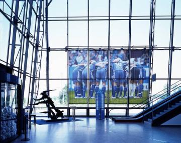 Veltins-Arena Gelsenkirchen, Eingangshalle mit VIP-Lounge - 2001 fertiggestellte Multifunktionshalle und Stadion des Fußballvereins FC Schalke 04 (bis 2005 genannt "Arena Auf Schalke")