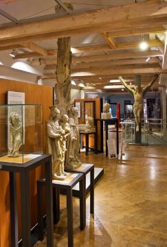 Exponate der Steinmetzkunst im Baumberger Sandstein-Museum, Havixbeck: Sakralplastiken und Kruzifix (sogenanntes Coesfelder Kreuz)