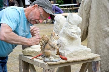 Bildhauer bei der Arbeit auf dem Sommerfest im Baumberger Sandstein-Museum, Havixbeck 2013 - Treffpunkt für Steinbildner und interessierte Besucher