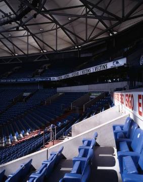 VIP-Tribüne in der Veltins-Arena Gelsenkirchen, Stadion des Fußballvereins FC Schalke 04 und Multifunktionshalle mit beweglichem Dach sowie ein- und ausfahrbarer Rasenfläche, fertiggestellt 2001 (bis 2005 genannt "Arena Auf Schalke")