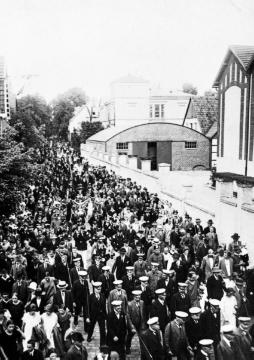 Erster Weltkrieg, 1914: Kriegsbegeisterung in Gütersloh - Demonstration für den Krieg