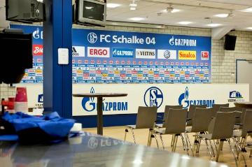 Pressekonferenzraum der Veltins-Arena Gelsenkirchen - 2001 fertiggestellte Multifunktionshalle und Stadion des Fußballvereins FC Schalke 04 (bis 2005 genannt "Arena Auf Schalke")