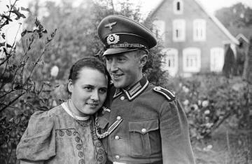 Soldat Bernhard Funke mit Frau Lisa, geb. Gesing, auf Heimaturlaub