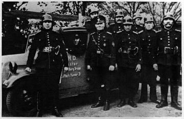 Freiwillige Feuerwehr Kinderhaus in den neuen Uniformen der Ordnungspolizei mit Schulterriemen und Bajonett, eingeführt 1938 (Bildsammlung Heimatmuseum Kinderhaus)