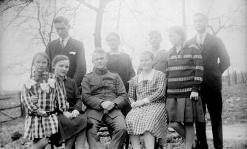 Familie Franz Dempewolff, Wormbach: Die Kinder im Jahre 1928 - Maria-Elisabeth, Helene, Fritz und Johanna (sitzend) mit Josef, Emma, Karl, Franz und Martha
