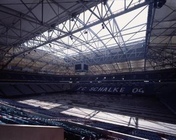 Halle der Veltins-Arena Gelsenkirchen, Stadion des Fußballvereins FC Schalke 04 und Multifunktionshalle mit beweglichem Dach sowie ein- und ausfahrbarer Rasenfläche, fertiggestellt 2001 (bis 2005 genannt "Arena Auf Schalke")