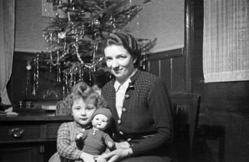 Kriegs-Weihnachtsabend, Else Hüppe mit ihrer Tochter Magda. Vermutlich ein fotografischer Gruß an den Ehemann und Vater an der Front.