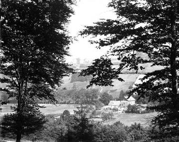 Das Almetal mit Blick auf Gasthof "Waldlust" und das Dorf Harth auf dem Harthberg