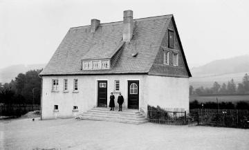 Schule Felbecke, Gmde. Schmallenberg - fotografiert anlässlich ihrer Eröffnung im November 1922. Auf der Treppe: vermutlich der erste Lehrer Joseph Grusemann", abgelöst am 13. April 1923 von Lehrer Schnettler.